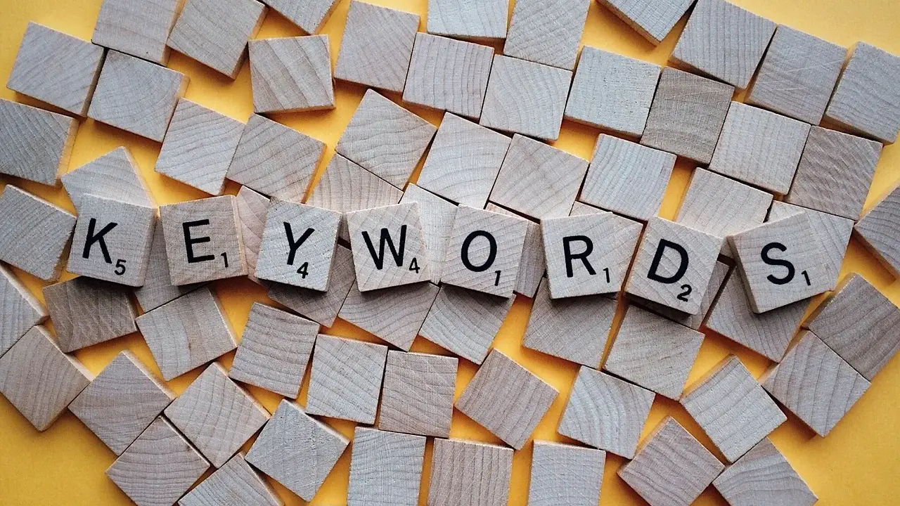 Des tuiles de jeu de mots forment le mot "KEYWORDS". L'orthographe est parfaite pour trouver ce que vous cherchez.