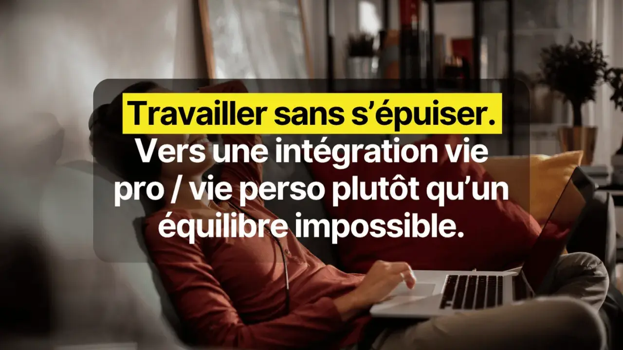 Une personne travaille sur son ordinateur portable, confortablement installée sur un canapé. Le texte suggère une approche pour travailler dans une start up sans s'épuiser.
