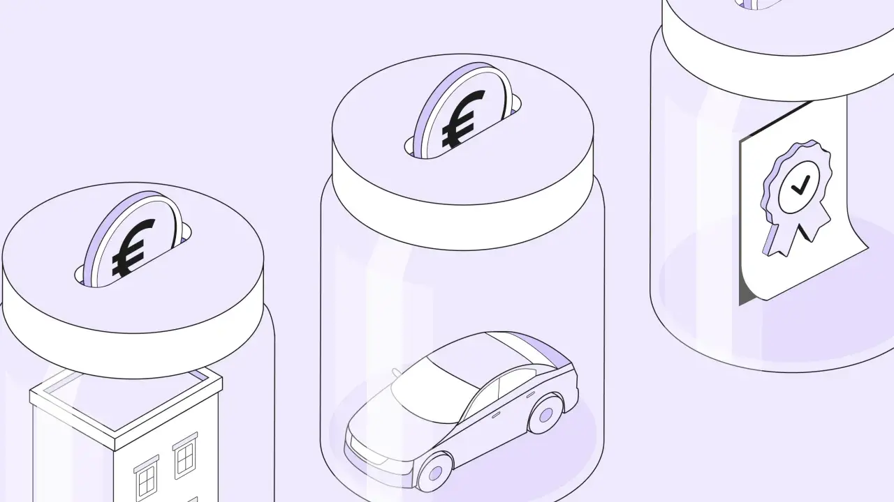 Trois bocaux transparents symbolisent des objectifs : un bâtiment, une voiture, un certificat. Des pièces euro tombent dans les deux premiers, suggérant l'épargne pour des projets. Le commissaire aux apports SAS veille.