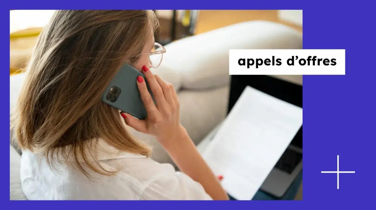 Femme au téléphone, consultant un document. Un modèle réponse appel d'offre est en cours de préparation.
