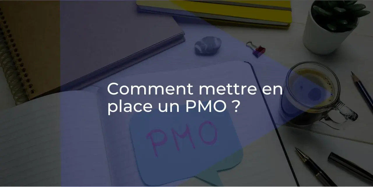 Bureau d'un project management officer : un cahier ouvert avec "Comment mettre en place un PMO ?" écrit dessus, une tasse de café, des stylos et des plantes.
