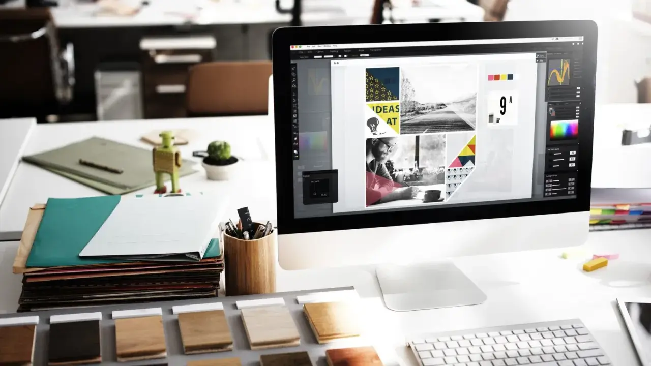 Bureau de graphisme avec écran affichant des idées créatives. Le marketing digital est un domaine prometteur, avec un bon salaire potentiel.