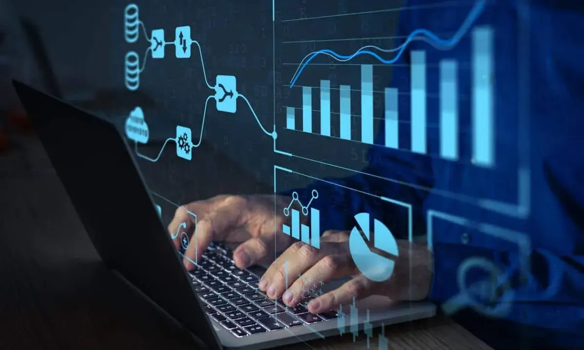 Un homme tape sur un ordinateur portable, avec des graphiques et des flux de données bleus superposés. Idéal pour une formation data scientist à distance.