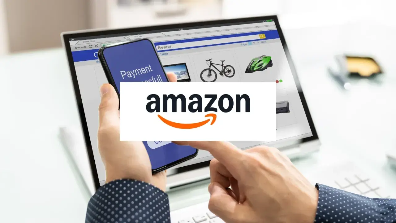 Une personne utilise son téléphone pour finaliser un achat sur Amazon, illustrant parfaitement la facilité de vendre en ligne.