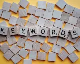 Des tuiles de jeu de mots forment le mot "KEYWORDS". L'orthographe est parfaite pour trouver ce que vous cherchez.