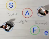 Des personnes travaillent sur des ordinateurs, entourées de cercles avec les lettres S, A, F, E. Le mot "Agile à l'échelle" est écrit.