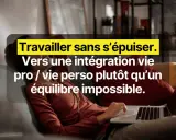 Une personne travaille sur son ordinateur portable, confortablement installée sur un canapé. Le texte suggère une approche pour travailler dans une start up sans s'épuiser.