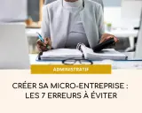 Une personne gère des documents pour créer son entreprise individuelle. Le texte indique "Créer sa micro-entreprise : les 7 erreurs à éviter".