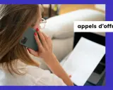 Femme au téléphone, consultant un document. Un modèle réponse appel d'offre est en cours de préparation.