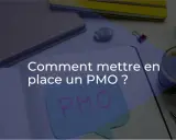 Bureau d'un project management officer : un cahier ouvert avec "Comment mettre en place un PMO ?" écrit dessus, une tasse de café, des stylos et des plantes.
