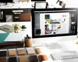 Bureau de graphisme avec écran affichant des idées créatives. Le marketing digital est un domaine prometteur, avec un bon salaire potentiel.