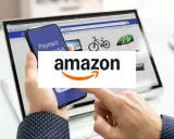 Une personne utilise son téléphone pour finaliser un achat sur Amazon, illustrant parfaitement la facilité de vendre en ligne.