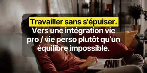Une personne travaille sur son ordinateur portable, confortablement installée sur un canapé. Le texte suggère une approche pour travailler dans une start up sans s'épuiser.