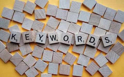 Des tuiles de jeu de mots forment le mot "KEYWORDS". L'orthographe est parfaite pour trouver ce que vous cherchez.