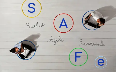 Des personnes travaillent sur des ordinateurs, entourées de cercles avec les lettres S, A, F, E. Le mot "Agile à l'échelle" est écrit.