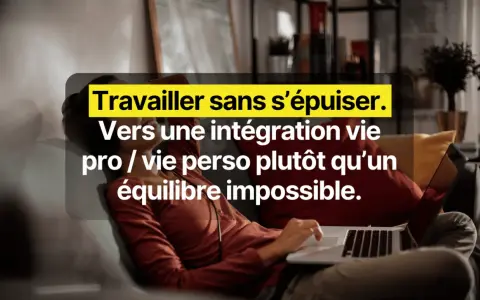 Une personne travaille sur son ordinateur portable, confortablement installée sur un canapé. Le texte suggère une approche pour travailler dans une start up sans s'épuiser.