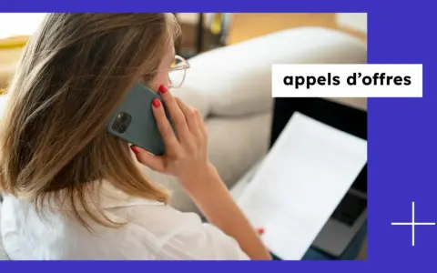 Femme au téléphone, consultant un document. Un modèle réponse appel d'offre est en cours de préparation.