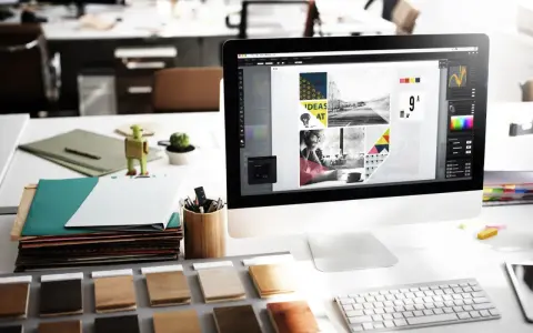 Bureau de graphisme avec écran affichant des idées créatives. Le marketing digital est un domaine prometteur, avec un bon salaire potentiel.