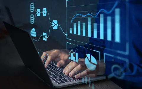 Un homme tape sur un ordinateur portable, avec des graphiques et des flux de données bleus superposés. Idéal pour une formation data scientist à distance.