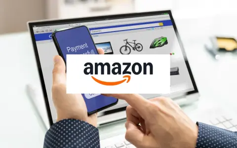 Une personne utilise son téléphone pour finaliser un achat sur Amazon, illustrant parfaitement la facilité de vendre en ligne.