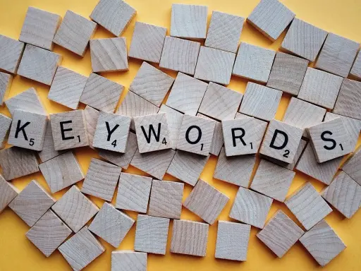 Des tuiles de jeu de mots forment le mot "KEYWORDS". L'orthographe est parfaite pour trouver ce que vous cherchez.