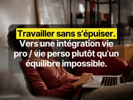 Une personne travaille sur son ordinateur portable, confortablement installée sur un canapé. Le texte suggère une approche pour travailler dans une start up sans s'épuiser.