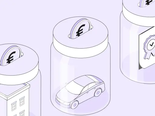 Trois bocaux transparents symbolisent des objectifs : un bâtiment, une voiture, un certificat. Des pièces euro tombent dans les deux premiers, suggérant l'épargne pour des projets. Le commissaire aux apports SAS veille.