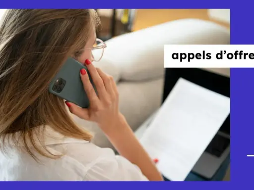 Femme au téléphone, consultant un document. Un modèle réponse appel d'offre est en cours de préparation.
