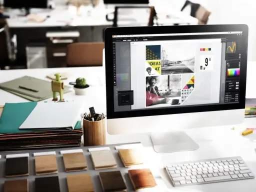 Bureau de graphisme avec écran affichant des idées créatives. Le marketing digital est un domaine prometteur, avec un bon salaire potentiel.