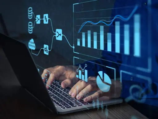 Un homme tape sur un ordinateur portable, avec des graphiques et des flux de données bleus superposés. Idéal pour une formation data scientist à distance.