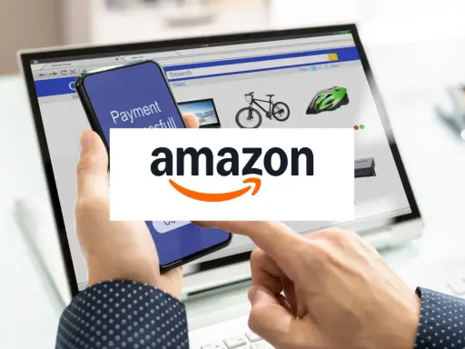 Une personne utilise son téléphone pour finaliser un achat sur Amazon, illustrant parfaitement la facilité de vendre en ligne.