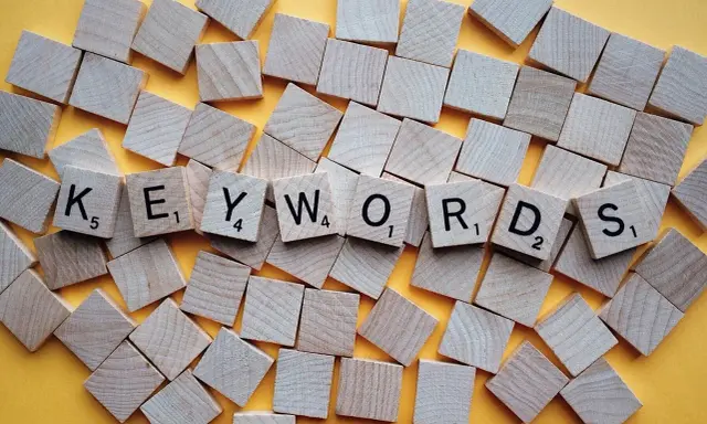 Des tuiles de jeu de mots forment le mot "KEYWORDS". L'orthographe est parfaite pour trouver ce que vous cherchez.