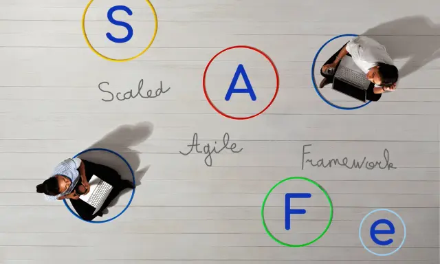 Des personnes travaillent sur des ordinateurs, entourées de cercles avec les lettres S, A, F, E. Le mot "Agile à l'échelle" est écrit.