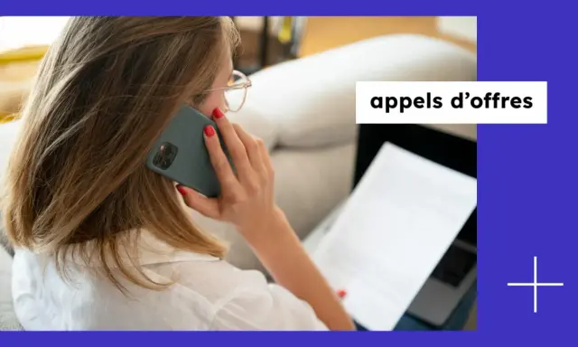 Femme au téléphone, consultant un document. Un modèle réponse appel d'offre est en cours de préparation.