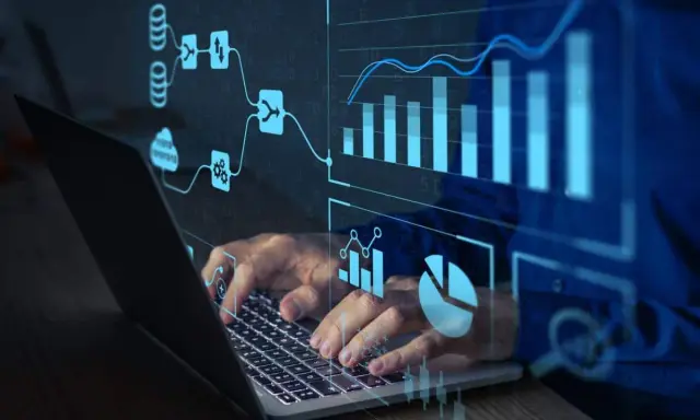 Un homme tape sur un ordinateur portable, avec des graphiques et des flux de données bleus superposés. Idéal pour une formation data scientist à distance.