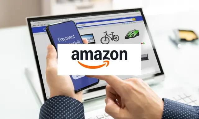 Une personne utilise son téléphone pour finaliser un achat sur Amazon, illustrant parfaitement la facilité de vendre en ligne.
