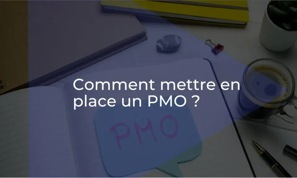 Bureau d'un project management officer : un cahier ouvert avec "Comment mettre en place un PMO ?" écrit dessus, une tasse de café, des stylos et des plantes.