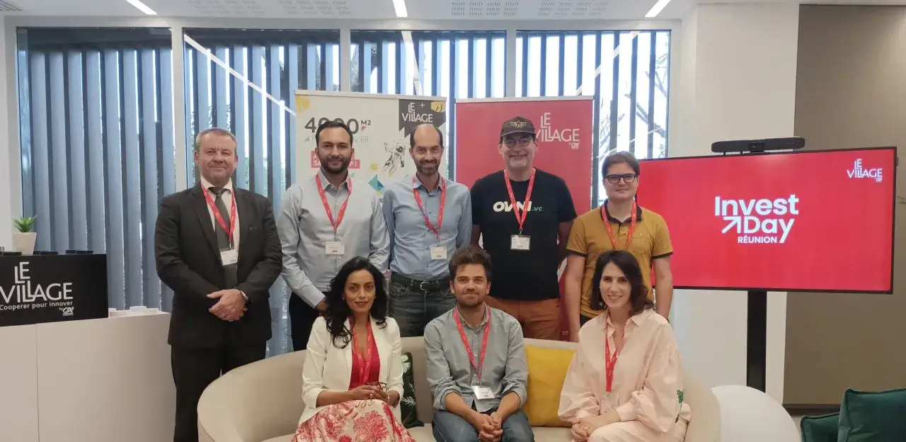 Groupe de professionnels souriants lors d'un &eacute;v&eacute;nement 