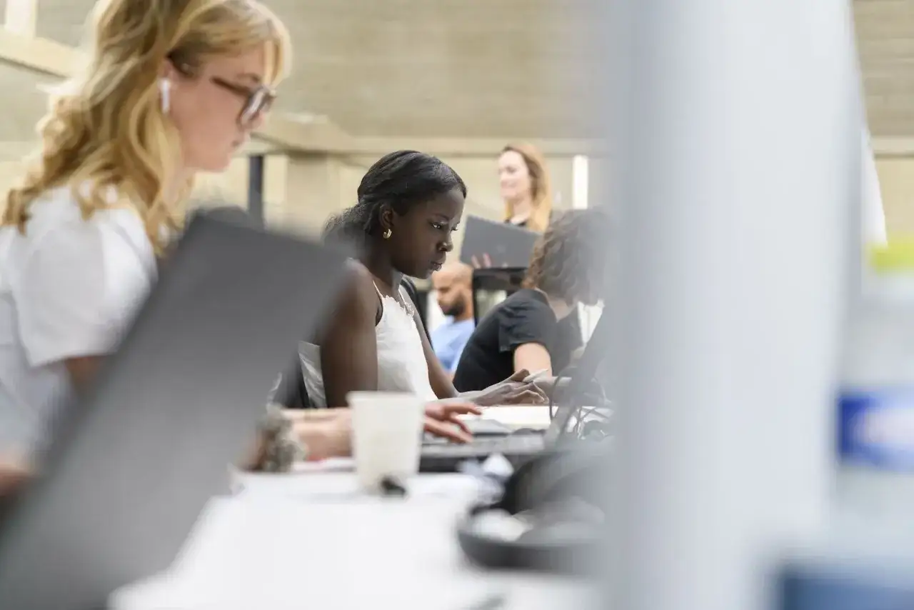 Des femmes concentrées sur leurs écrans, illustrant la diversité des métiers de la tech.